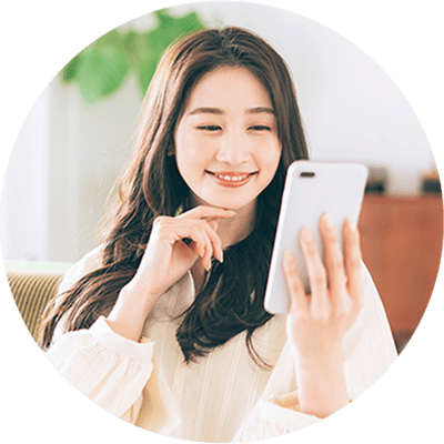 スマホを触っている笑顔の女性